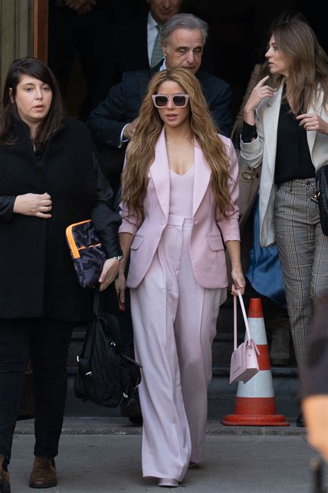 Shakira Con Traje Sastre Rosa Y Sandalias En Barcelona El Signficado