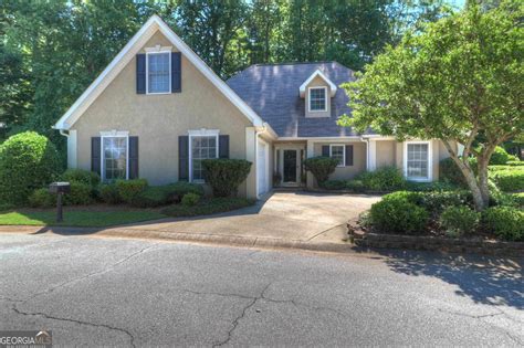 1 Village Court, Newnan, GA 30265 (MLS #20161031) :: Michelle Humes Group