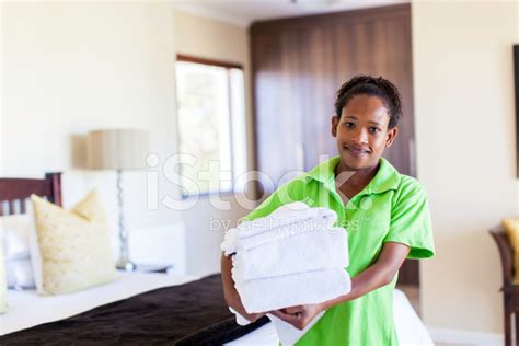 Photo De Femme De Ménage Africaine Souriant À La Caméra Libre De