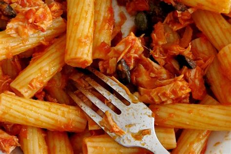 Macarrones con atún y con tomate Pasta Deliciosi