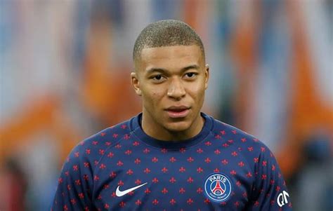 Jogador Kylian Mbappe o pênis marcando no calçao Todos Famosos Nus