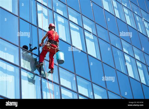 Window Cleaner Skyscraper Hi Res Stock Photography And Images Alamy