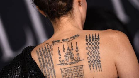 Qué significan los grandes tatuajes de Angelina Jolie en su espalda