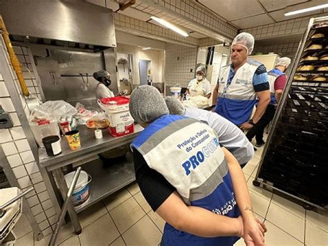 Procon RJ descarta mais de 100 kg de alimentos impróprios em