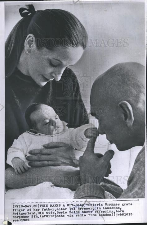 1962 Press Photo Yul Brynner With Baby Victoria And Wife Doris The