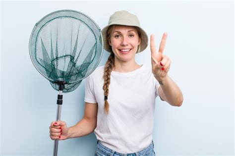 Joven Pescadora Rubia Adulta Con Un Concepto De Hobbie Y Vacaciones