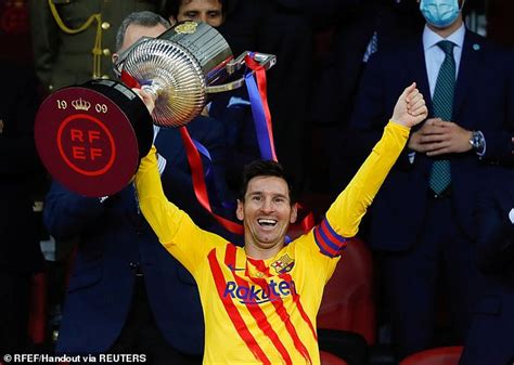 Barcelona players queue up to get Lionel Messi snap after Copa del Rey win over Athletic Bilbao ...