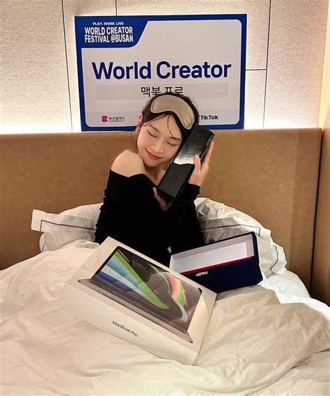 Rũ bỏ hình tượng hot girl TikTok Lê Bống được vinh danh tại giải thưởng quốc tế