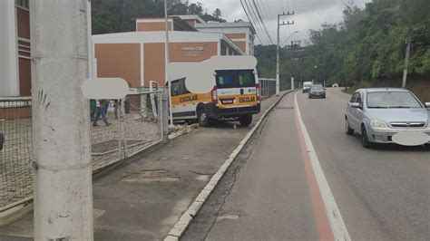 Van Escolar Tem Frente Destru Da Ap S Colis O Em Brusque