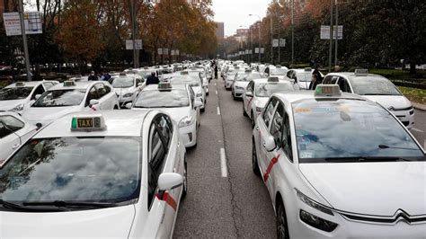 El Transporte De Viajeros Con El Taxi A La Cabeza Tambi N Se