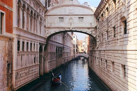 A gôndola navega sob a ponte dos suspiros em veneza itália Foto Premium