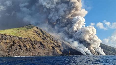 Stromboli Allerta Rossa Per Il Vulcano Eruzione E Nube Di Cenere Alta