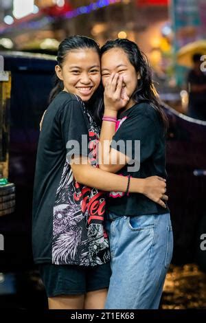 Deux Jeunes Jolies Filles Philippines Posent Et Sourient Pour Leur