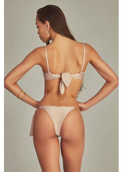 Hot Sexy Agatha Magnus Bikini Pics