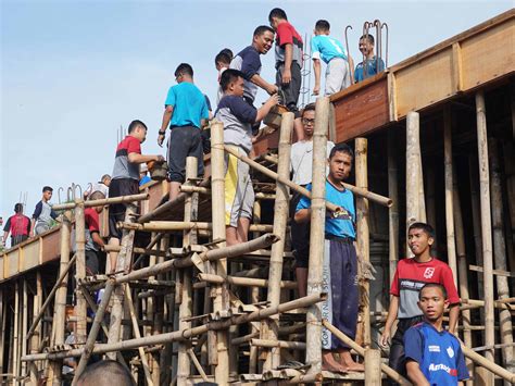 Santri Darul Qiyam Gotong Royong Mengecor Kelas Baru Pondok Modern