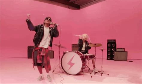 HOT Rosé BLACKPINK kết hợp Bruno Mars tung MV quá hay nhạc yêu đời kèm nụ hôn chấn động toàn