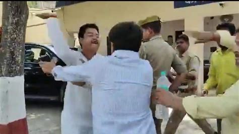 Amethi Sp Mla Rakesh Kumar Singh Thrashed Bjp Leader Deepak Singh Video