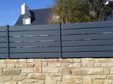 palissade alu gris anthracite sur muret pierre - Abéric Paysages