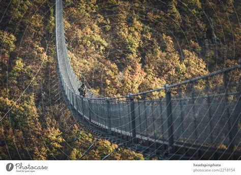 Fotograf auf der Geielay Hängebrücke im Herbst ein lizenzfreies Stock