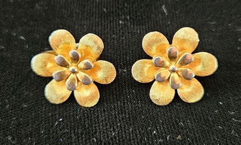 Vintage Crown Trifari Gold Toned Textured Flower Clip Gem