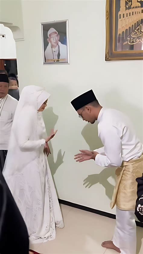 Momen Langka Istri Pertama Kali Bersalaman Dengan Suami Usai Ijab