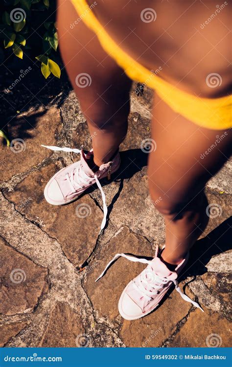 La Ragazza Abbastanza Atletica In Un Bikini Giallo Sexy Tricotta Sul Footpat Fotografia Stock