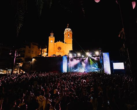 Èxit En La Primera Nit De Barraques De Sitges Que Omplen La Plaça De La