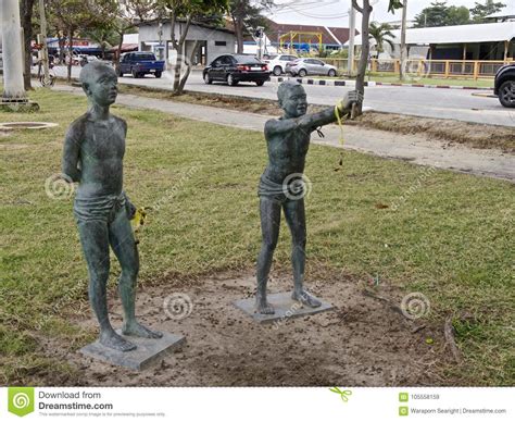 La Estatua Del Muchacho En La Playa De Chalathat Songkhla Thailand 01