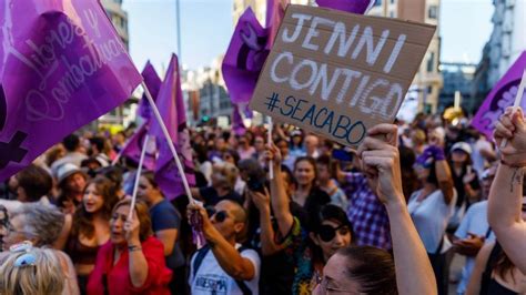 Cientos De Personas Marchan En Favor De Jenni Hermoso Y Contra Luis