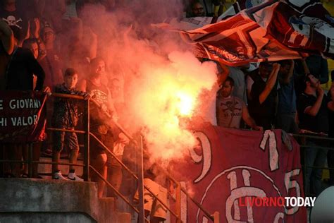 Us Livorno La Presentazione Della Squadra Al Picchi