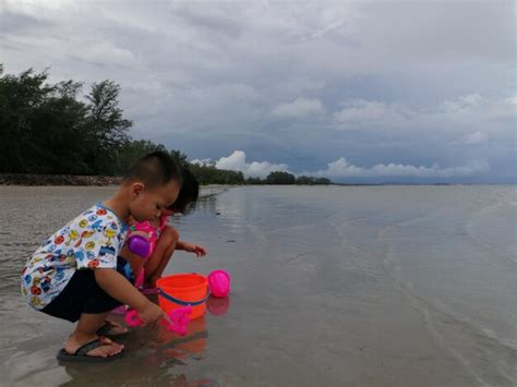Premium Photo Full Length Of Cute Sibling Playing At Beach