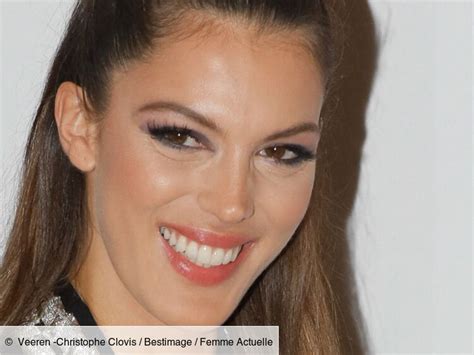 Iris Mittenaere à couper le souffle courbes de rêve dévoilées en bikini lacé et mini slip