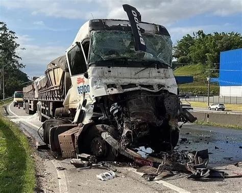 V Deo Caminhoneiro Alucinado Foge Da Fiscaliza O Provoca Acidente