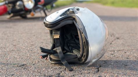 Il Casco Integrale Dimezza I Rischi Degli Incidenti In Moto Dire It