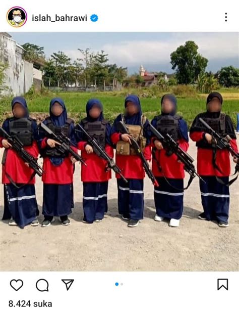 Foto Viral Santriwati Magetan Bawa Senjata Ini Kata Polisi