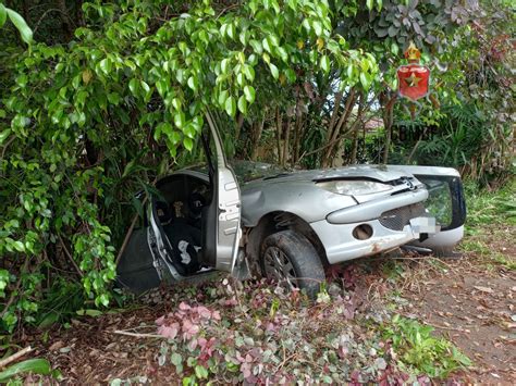 Duas Pessoas Ficam Feridas Após Carro Colidir Com Lixeira De Concreto