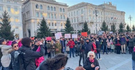 In Piazza A Trieste Scanditi Nomi Delle Vittime Di Femminicidio