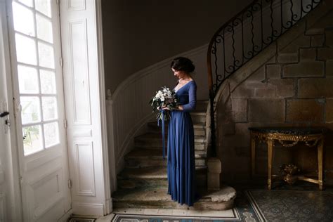 Une Mari E En Robe Bleue Shooting D Inspiration D Couvrir Sur Le