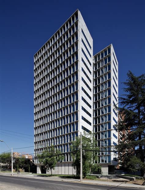 Edificio De Oficinas Calle Los Militares Mobil Arquitectos Cruz