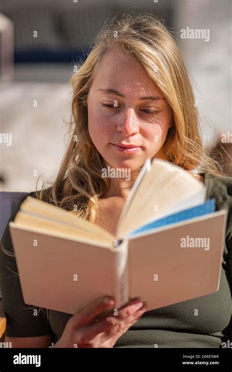 Jeune Femme Lisant Un Livre Banque De Photographies Et Dimages à Haute