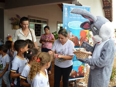 G1 Alunos de São Felipe do Oeste RO aprendem a fazer ovos de