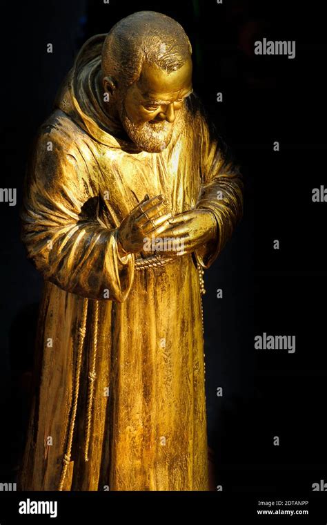 Estatua De Oro Del Santo Padre Pio De Pietrelcina Fotograf A De Stock