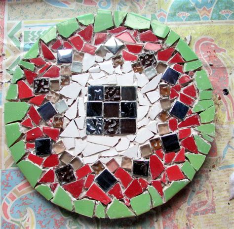 How to Make a Mosaic Tabletop With Ceramic Tiles - FeltMagnet