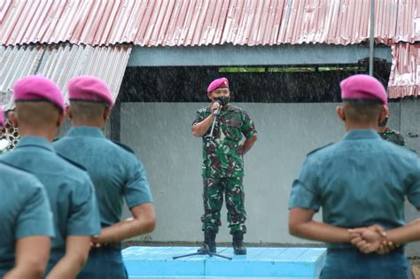 Danmenbanpur Marinir Pimpin Tradisi Kenaikan Pangkat Prajurit Jajarannya