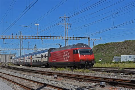 Re 460 091 2 durchfährt den Bahnhof Pratteln Aufnahme stammt vom