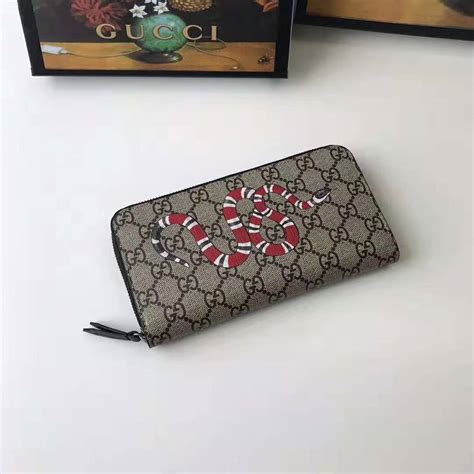 Gucci Gg Men Kingsnake Print Gg Supreme Zip Around Wallet In Beige