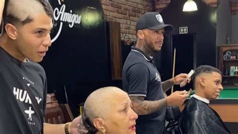 En VidÉo Il Se Rase Les Cheveux Pour Remonter Le Moral De Sa Mère Atteinte De Cancer Ses