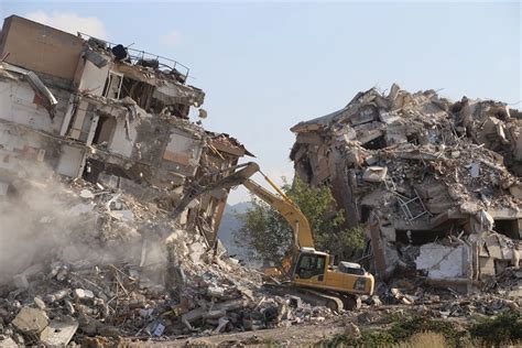 Hatay da depremden etkilenen binalar kontrollü bir şekilde yıkılıyor