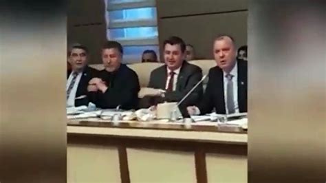 TBMM komisyonunda AKP li vekil CHP li vekile önce su fırlattı sonra