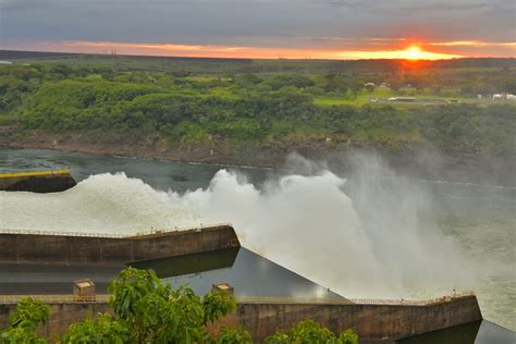 Itaipu Abre Compuertas De Su Vertedero Y Ofrece Imponente Espect Culo A